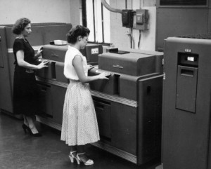 1950-woman-standing-at-old-computer-mainframe1-500x402